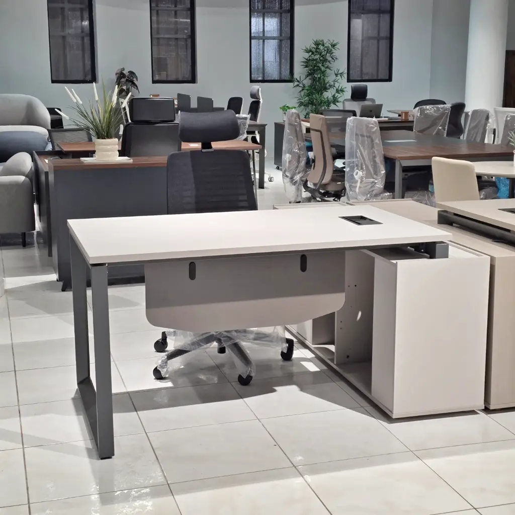 MESA ESCRITORIO EJECUTIVO MOD. ELEMENT (SY-BT8815-16)  - 31" X63"  - TOPE MADERA CLARA - MUEBLE AUXILIAR: COMPLETO EN MADERA CLARA- PATA GRIS OSCURO - PASACABLES NEGRO