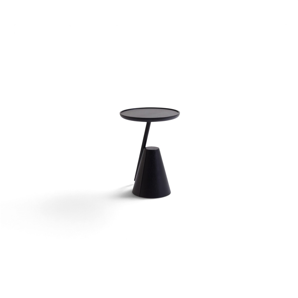 Mesa auxiliar CT-0271B, 40 × 40 × 54 cm, en MDF con roble negro.