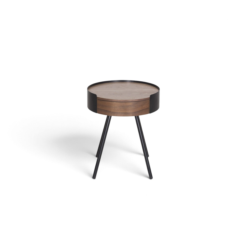 Mesa auxiliar CT-531, 44.7 × 44.7 × 53.1 cm, acabado nogal y negro, superficie en chapa de nogal y estructura de acero negro mate. Meycy Home