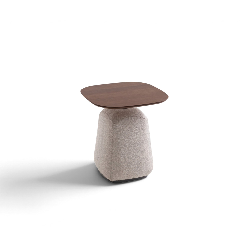 Mesa auxiliar CT-0217C, 48 × 48 × 52.2 cm, con chapa de nogal y tela beige.