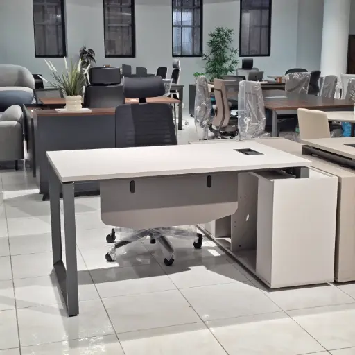 [MEE3163GCGGDN] MESA ESCRITORIO EJECUTIVO MOD. ELEMENT (SY-BT8815-16)  - 31" X63"  - TOPE MADERA CLARA - MUEBLE AUXILIAR: COMPLETO EN MADERA CLARA- PATA GRIS OSCURO - PASACABLES NEGRO